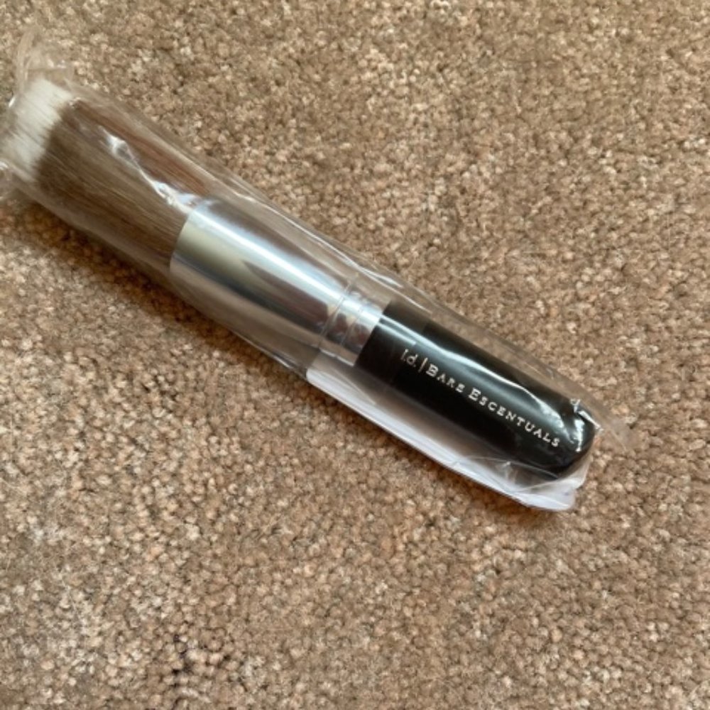 Bare Escentuals Feather Light Brush  NWOT